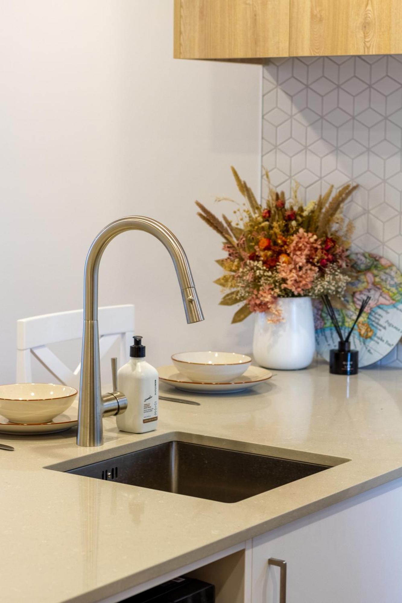 Modern 2 Bed 2 Bath Opposite Hagley Park Lägenhet Christchurch Exteriör bild